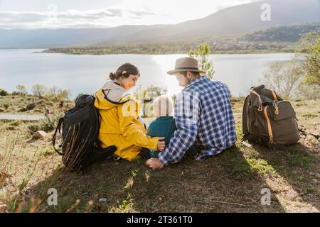 Padre e madre trascorrono il tempo libero con il figlio in vacanza Foto Stock