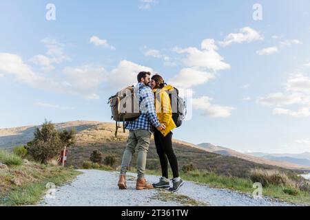 Coppia romantica in piedi faccia a faccia sul sentiero Foto Stock