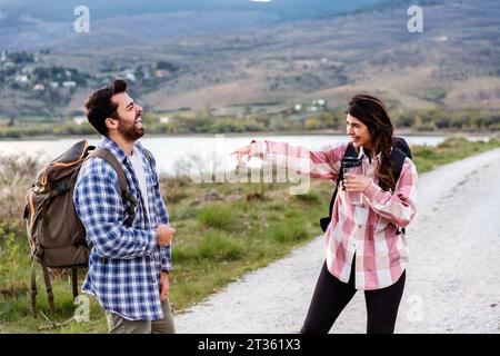 Turisti felici che si divertono in piedi sul sentiero Foto Stock