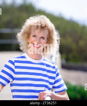 Solo per uso editoriale - Morning TV Celebrity 'Mad' Lizzie Webb fotografato sulla spiaggia di Ferring, West Sussex, Regno Unito, maggio 2023. Lizzie ha tenuto la nazione in forma con i suoi esercizi come presentatrice televisiva per la colazione nello show 1980s Breakfast ITV. Foto Stock