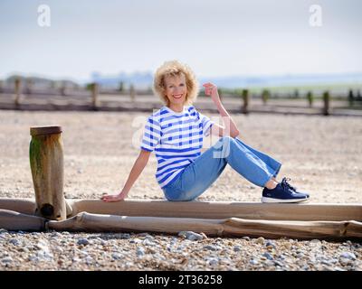 Solo per uso editoriale - Morning TV Celebrity 'Mad' Lizzie Webb fotografato sulla spiaggia di Ferring, West Sussex, Regno Unito, maggio 2023. Lizzie ha tenuto la nazione in forma con i suoi esercizi come presentatrice televisiva per la colazione nello show 1980s Breakfast ITV. Foto Stock