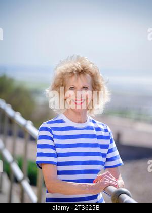 Solo per uso editoriale - Morning TV Celebrity 'Mad' Lizzie Webb fotografato sulla spiaggia di Ferring, West Sussex, Regno Unito, maggio 2023. Lizzie ha tenuto la nazione in forma con i suoi esercizi come presentatrice televisiva per la colazione nello show 1980s Breakfast ITV. Foto Stock