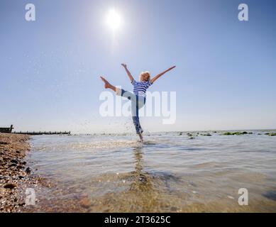 Solo per uso editoriale - Morning TV Celebrity 'Mad' Lizzie Webb fotografato sulla spiaggia di Ferring, West Sussex, Regno Unito, maggio 2023. Lizzie ha tenuto la nazione in forma con i suoi esercizi come presentatrice televisiva per la colazione nello show 1980s Breakfast ITV. Foto Stock