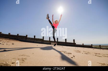 Solo per uso editoriale - Morning TV Celebrity 'Mad' Lizzie Webb fotografato sulla spiaggia di Ferring, West Sussex, Regno Unito, maggio 2023. Lizzie ha tenuto la nazione in forma con i suoi esercizi come presentatrice televisiva per la colazione nello show 1980s Breakfast ITV. Foto Stock