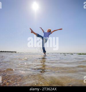 Solo per uso editoriale - Morning TV Celebrity 'Mad' Lizzie Webb fotografato sulla spiaggia di Ferring, West Sussex, Regno Unito, maggio 2023. Lizzie ha tenuto la nazione in forma con i suoi esercizi come presentatrice televisiva per la colazione nello show 1980s Breakfast ITV. Foto Stock