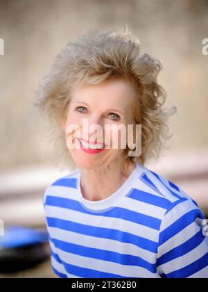 Solo per uso editoriale - Morning TV Celebrity 'Mad' Lizzie Webb fotografato sulla spiaggia di Ferring, West Sussex, Regno Unito, maggio 2023. Lizzie ha tenuto la nazione in forma con i suoi esercizi come presentatrice televisiva per la colazione nello show 1980s Breakfast ITV. Foto Stock