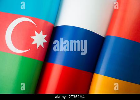 Sfondo delle bandiere dell'azerbaigian, della russia, dell'armenia. Il concetto di interazione o di controazione tra i paesi. Relazioni internazionali Foto Stock