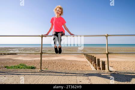 Solo per uso editoriale - Morning TV Celebrity 'Mad' Lizzie Webb fotografato sulla spiaggia di Ferring, West Sussex, Regno Unito, maggio 2023. Lizzie ha tenuto la nazione in forma con i suoi esercizi come presentatrice televisiva per la colazione nello show 1980s Breakfast ITV. Foto Stock