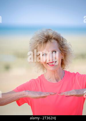 Solo per uso editoriale - Morning TV Celebrity 'Mad' Lizzie Webb fotografato sulla spiaggia di Ferring, West Sussex, Regno Unito, maggio 2023. Lizzie ha tenuto la nazione in forma con i suoi esercizi come presentatrice televisiva per la colazione nello show 1980s Breakfast ITV. Foto Stock