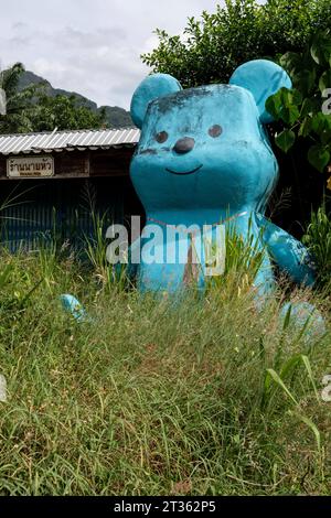 Grosser blauer Bär vor einem Haus - Phang Nga - Thailand, Dezember 2022 *** grande orso blu di fronte a una casa Phang Nga Thailandia, dicembre 2022 credito: Imago/Alamy Live News Foto Stock