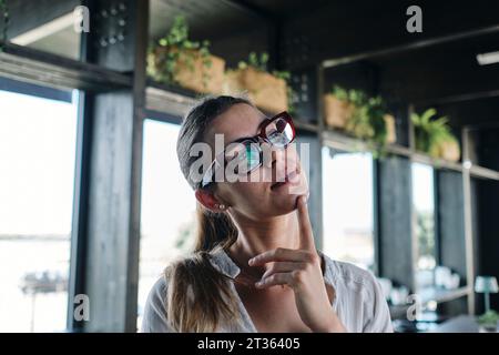 Ritratto di una bella bionda che indossa occhiali da vista Foto Stock