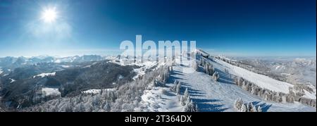 Austria, Salzburger Land, Saint Gilgen, Drone panorama della montagna innevata di Zwolferhorn e paesaggio circostante Foto Stock