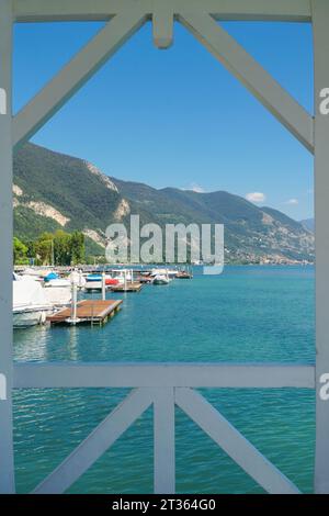 Vista lungo la costa del lago d'Iseo da Sarnico Lombardia Italia. Settembre 2023 Foto Stock