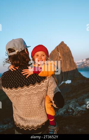 Bambino e padre che viaggiano insieme in Norvegia stile di vita familiare padre con figlia escursioni in montagna vacanze attive Festa del papà Foto Stock