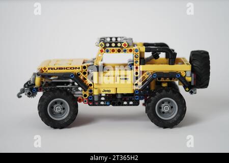 LEGO Jeep Wrangler, auto tecnica lego gialla con dettagli. Foto Stock