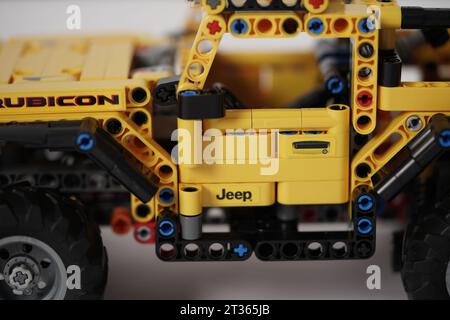 LEGO Jeep Wrangler, auto tecnica lego gialla con dettagli. Foto Stock
