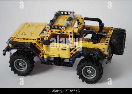 LEGO Jeep Wrangler, auto tecnica lego gialla con dettagli. Foto Stock
