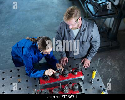 Utensile CNC per la misurazione di metalli e apprendisti con calibro in fabbrica Foto Stock