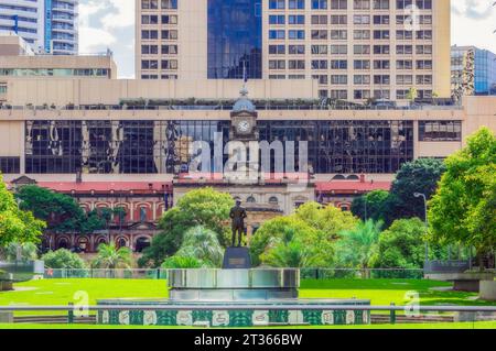Australia, Queensland, Brisbane, Grand Central Hotel e stazione ferroviaria centrale con statua in primo piano Foto Stock