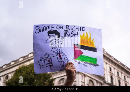 Cartello anti Rishi Sunak nella Whitehall, protesta pro-palestinese nel centro di Londra il 21/10/2023, Inghilterra, Regno Unito Foto Stock