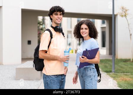 Giovani studenti in piedi insieme nel campus Foto Stock