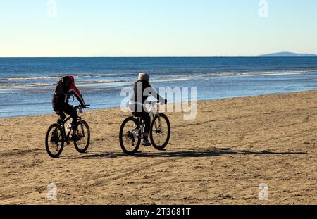 Giro in bicicletta invernale sulla spiaggia di Grand Travers. Mauguio Carnon, Occitanie, Francia Foto Stock