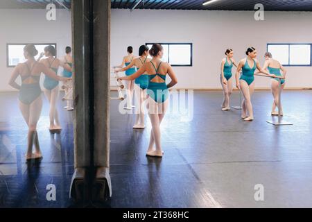 Studenti di balletto che fanno prove nella scuola di danza Foto Stock