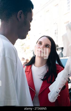 Amorevole coppia giovane guardando ogni altro Foto Stock