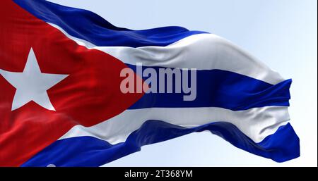 Primo piano della bandiera nazionale di Cuba che sventola in una giornata limpida. Cinque strisce blu e bianche, un triangolo rosso al paranco con una stella bianca. Conteggio latinoamericano Foto Stock