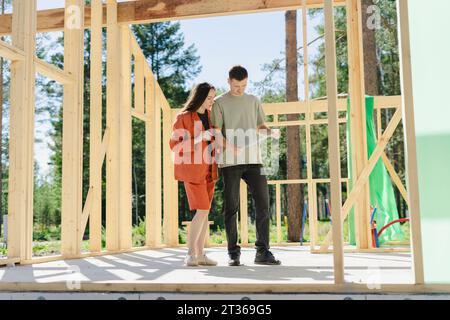 In un giorno di sole, potrai assistere a un progetto e parlare vicino al telaio di costruzione Foto Stock