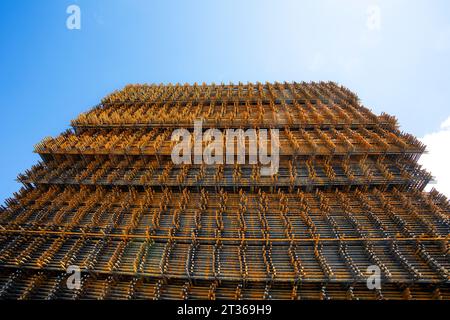 Pile di griglie industriali in acciaio Foto Stock