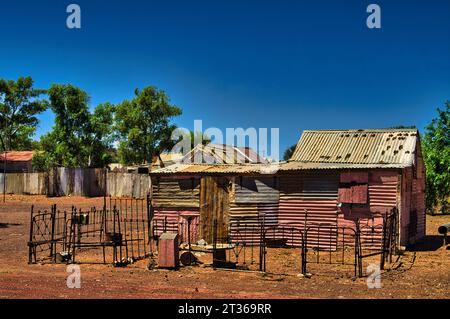 Una capanna di minatori d’oro abbandonata in ferro ondulato nella città fantasma di Gwalia nel Great Victoria Desert, shire di Leonora, Australia occidentale Foto Stock