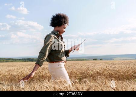 Giovane agronomo che utilizza un tablet PC nel campo dell'orzo Foto Stock