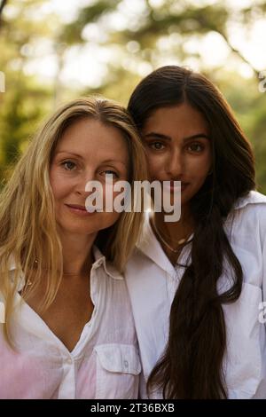 Madre e figlia con i capelli lunghi nella foresta Foto Stock