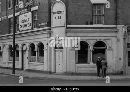 Un gruppo di uomini fuori dalla casa pubblica Oliver Cromwell, St Ann's Well Road, durante l'evacuazione e la demolizione di St Ann's, Nottingham. 1969-1972 Foto Stock