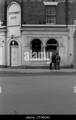 Un gruppo di uomini fuori dalla casa pubblica Oliver Cromwell, St Ann's Well Road, durante l'evacuazione e la demolizione di St Ann's, Nottingham. 1969-1972 Foto Stock