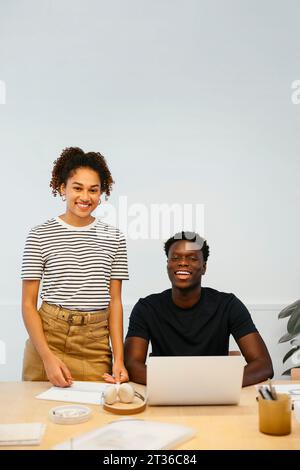 Sorridendo giovani studenti insieme all'università Foto Stock
