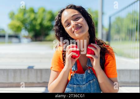 Allievo felice con le cuffie wireless nel campus Foto Stock