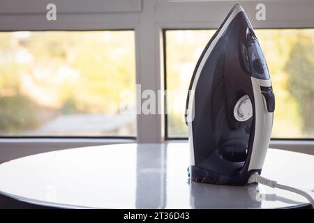 Nuovo ferro da stiro elettrico su sfondo chiaro Foto Stock