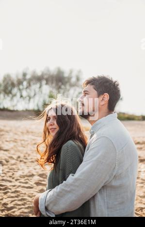 Una coppia amorevole in spiaggia nelle giornate di sole Foto Stock