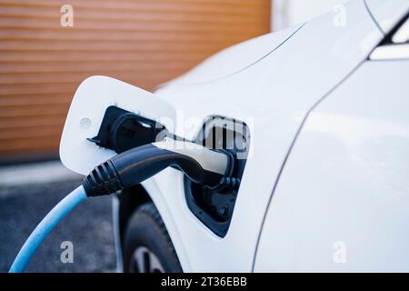 Cavo di alimentazione per la ricarica dell'auto elettrica alla stazione Foto Stock