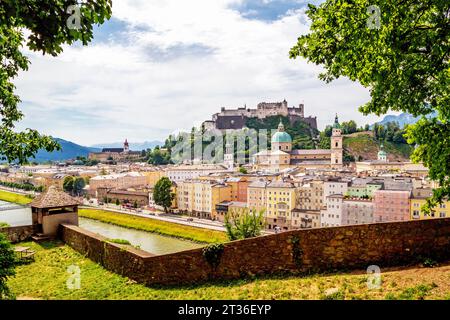 Austria, Salisburgo, Salisburgo, centro storico con mura circostanti in primo piano e fortezza di Hohensalzburg sullo sfondo Foto Stock