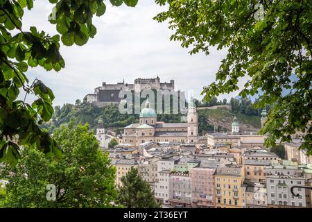 Austria, Salisburgo, Salisburgo, centro storico con la fortezza di Hohensalzburg sullo sfondo Foto Stock