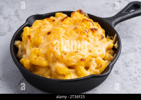 Pasta mac e formaggio al forno fatti in casa in padella di ghisa, piatto tradizionale americano Foto Stock