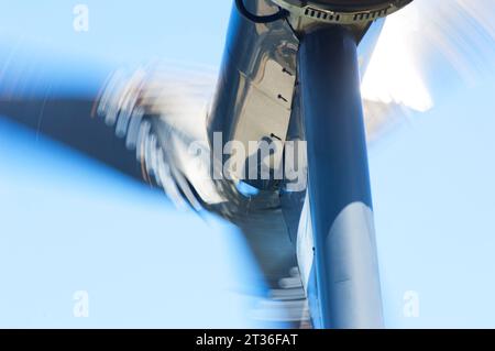 Pale sfocate di una piccola turbina - John Gollop Foto Stock
