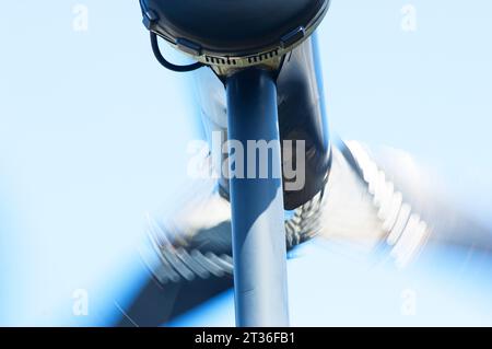 Pale sfocate di una piccola turbina - John Gollop Foto Stock