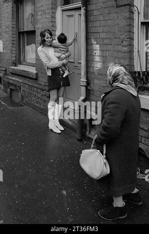 Pamela Long e sua figlia Stephanie parlano con un'anziana vicina di casa durante l'evacuazione e la demolizione di St Ann's, Nottingham. 1969-1972 Foto Stock