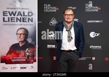 Ewald LIENEN, ehem. Fussballspieler, Fussballtrainer, Roter Teppich, Red Carpet Show, Ankunft, arrivo, Fotocall fuer den Film LIENEN - eine europaeische Tragoedie auf dem Film Festival Colonia 2023 a Koeln, 23.10.2023. *** Ewald LIENEN, ex giocatore di calcio, allenatore di calcio, Red carpet, Red carpet show, arrivo, photocall per il film LIENEN a European Tragedy al Film Festival Cologne 2023 di Colonia, 23 10 2023 crediti: Imago/Alamy Live News Foto Stock