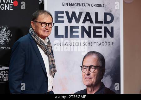 Ewald LIENEN, ehem. Fussballspieler, Fussballtrainer, Roter Teppich, Red Carpet Show, Ankunft, arrivo, Fotocall fuer den Film LIENEN - eine europaeische Tragoedie auf dem Film Festival Colonia 2023 a Koeln, 23.10.2023. *** Ewald LIENEN, ex giocatore di calcio, allenatore di calcio, Red carpet, Red carpet show, arrivo, photocall per il film LIENEN a European Tragedy al Film Festival Cologne 2023 di Colonia, 23 10 2023 crediti: Imago/Alamy Live News Foto Stock