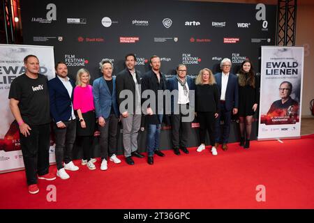 Ewald LIENEN, ehem. Fussballspieler, Fussballtrainer, und das Filmteam, Roter Teppich, Red Carpet Show, Ankunft, Arrival, Fotocall fuer den Film LIENEN - eine europaeische Tragoedie auf dem Film Festival Colonia 2023 a Koeln, 23.10.2023. *** Ewald LIENEN, ex giocatore di calcio, allenatore di calcio, e la squadra cinematografica, Red carpet, Red carpet show, arrivo, photocall per il film LIENEN a European Tragedy at the Film Festival Cologne 2023 a Cologne, 23 10 2023 crediti: Imago/Alamy Live News Foto Stock